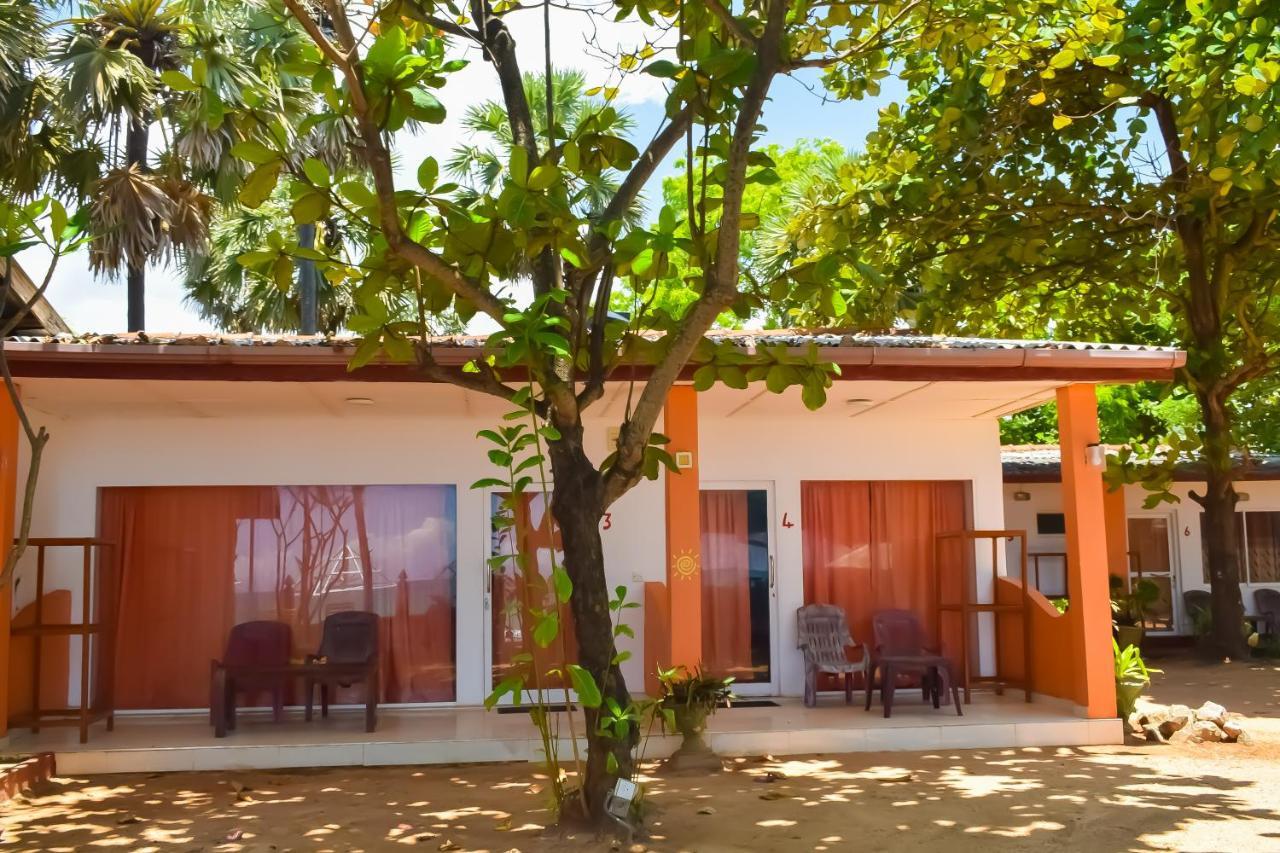 Golden Beach Cottages Trincomalee Eksteriør billede