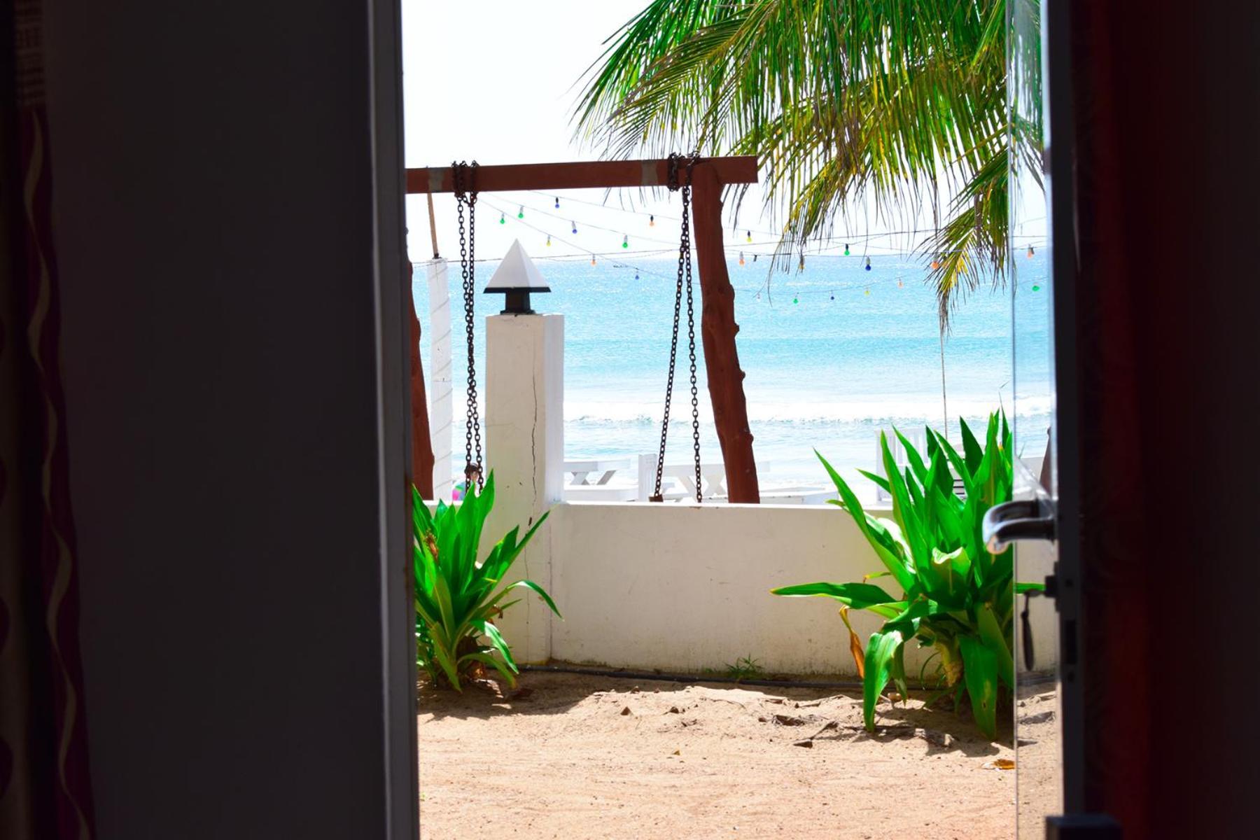 Golden Beach Cottages Trincomalee Eksteriør billede