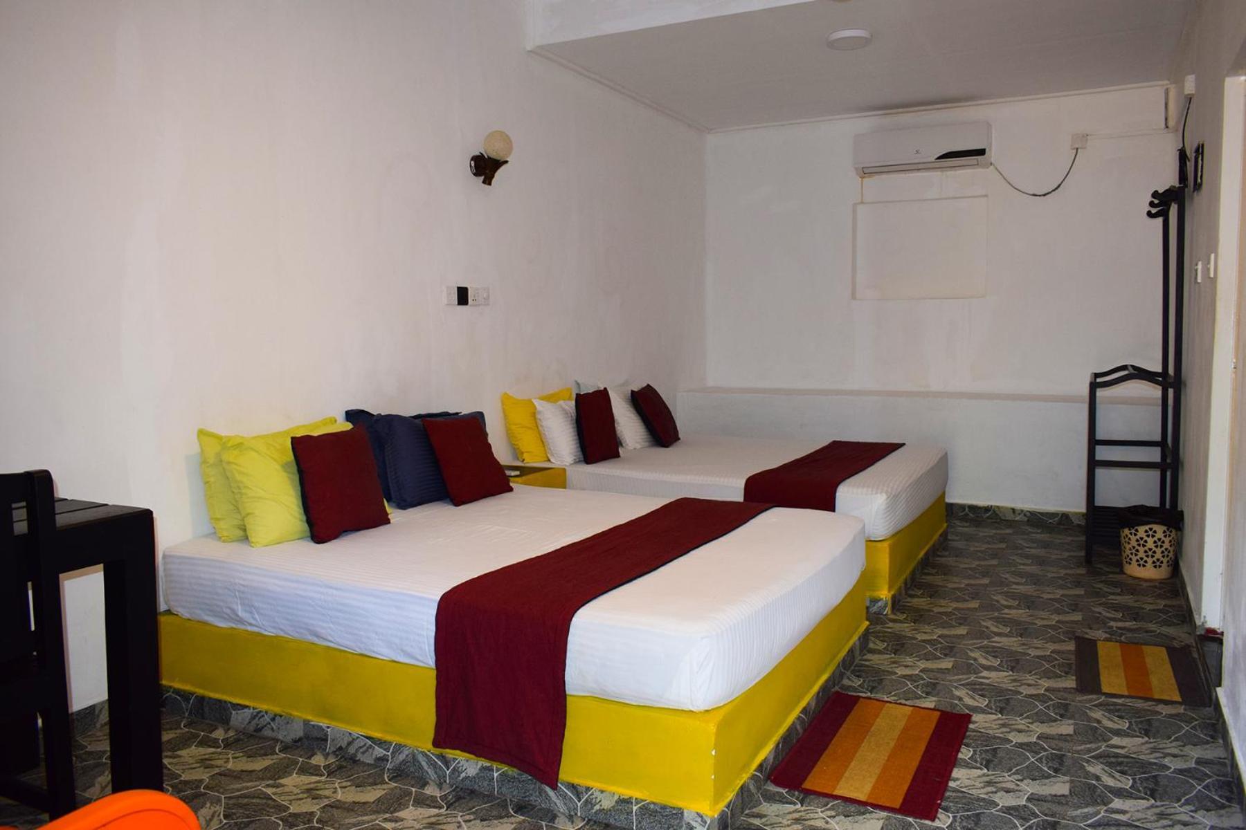 Golden Beach Cottages Trincomalee Eksteriør billede